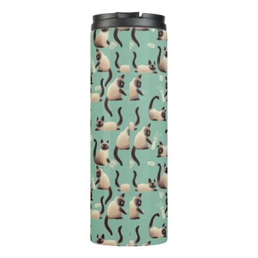 Schlechte siamesische Katzen klopfen über Thermosbecher (Rückseite)