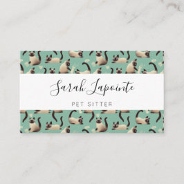 Schlechte siamesische Katzen klopfen über Visitenkarte