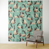 Schlechte siamesische Katzen klopfen über Wandteppich (Beispiel)