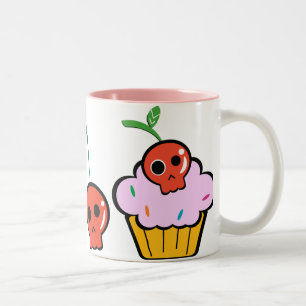 Schlechter kleiner Kuchen und schlechte Cherrys Zweifarbige Tasse