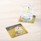 Schleiereule auf dem gelben Blumen-Gebiet Rechteckiger Pappuntersetzer (Vor Ort)