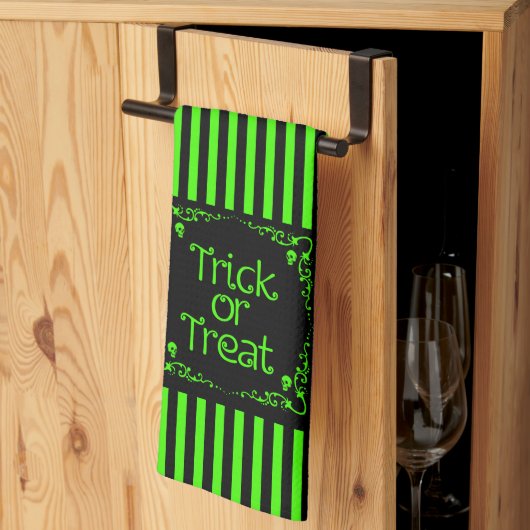 Schleimgrüner Trick oder Behandlung Geschirrtuch (Drittel gefaltet)