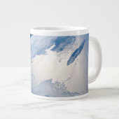 Schlendern Sie vor dem Golf von St. Lawrence in Ka Jumbo-Tasse (Vorderseite Rechts)