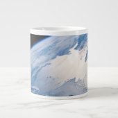 Schlendern Sie vor dem Golf von St. Lawrence in Ka Jumbo-Tasse (Vorderseite)