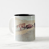 Schleppende TexasLonghorns (Öl auf Leinwand) Zweifarbige Tasse (Vorderseite Links)