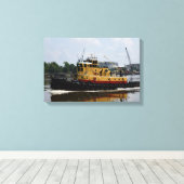 Schlepper arbeitet am Fluss Leinwanddruck (Insitu (Holzboden))