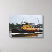 Schlepper arbeitet am Fluss Leinwanddruck (Vorderseite)