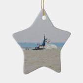 Schlepper-Boots-kämpfender Wind und Gezeiten Keramikornament (Rechts)