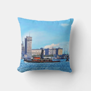 Schlepper in der Nähe der Skyline von New York Cit Kissen
