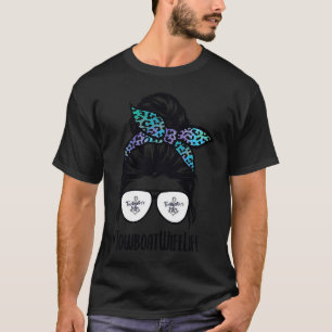 Schlepperfrau Leben unordentlicher Dutt Haare Bril T-Shirt