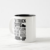 Schleppwagenfahrer die Person, die Ihr Mädchen anr Zweifarbige Tasse (Vorderseite Links)