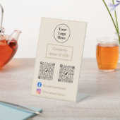 schlicht beige-minimalistisch sockelschild (In SItu)