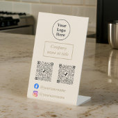 schlicht beige-minimalistisch sockelschild