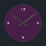 Schlichte dunkle Pflaumen und weiße Zahlen Runde Wanduhr<br><div class="desc">Runde Wanduhr in dunkler Pflaumenfarbe mit weißen Zahlen.</div>