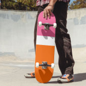 Schlichte Farbblockgestaltung in rosa, orange Skateboard
