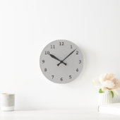 Schlichte hellgraue Uhr (Zuhause)