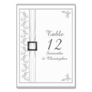 Schlichte Hochzeit mit grauem und weißem Damast Tischnummer