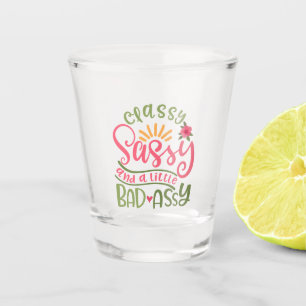 Schlichte Sassy und ein kleines böses, versautes  Schnapsglas