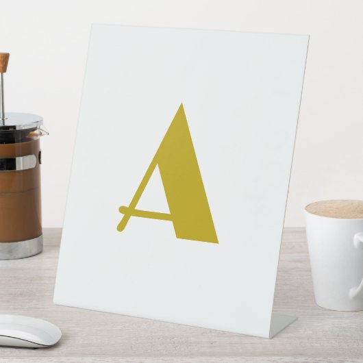 Schlichter Anfangsbuchstabe für einfarbiges Monogr Sockelschild (In Situ)