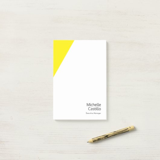 Schlichter, leichter, gelbgelber Minimalistischer  Post-it Klebezettel (Auf Schreibtisch)