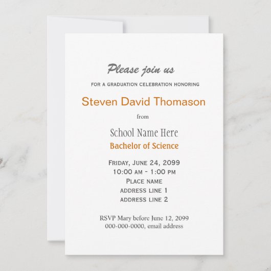 Schlichter, schlichter grauer und weißer Abschluss Einladung (Vorderseite)