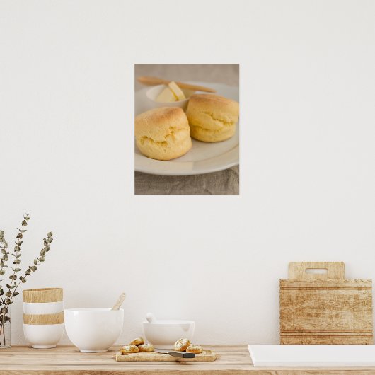 Schlichter Scone mit Butter auf dem Teller Poster (Küche)