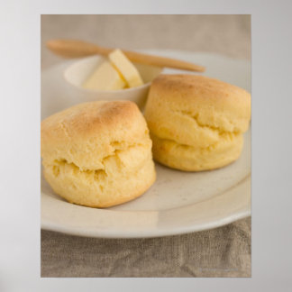 Schlichter Scone mit Butter auf dem Teller Poster