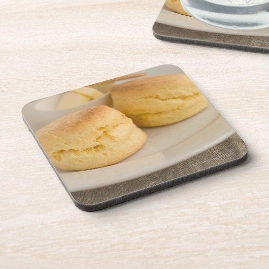 Schlichter Scone mit Butter auf Platte Untersetzer (Linke Seite)