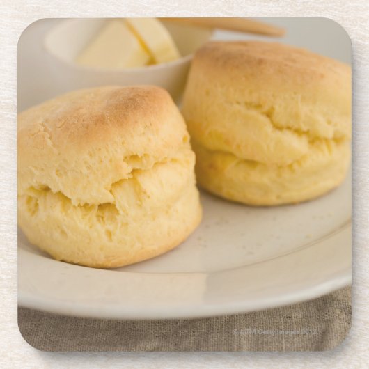 Schlichter Scone mit Butter auf Platte Untersetzer (Vorderseite)