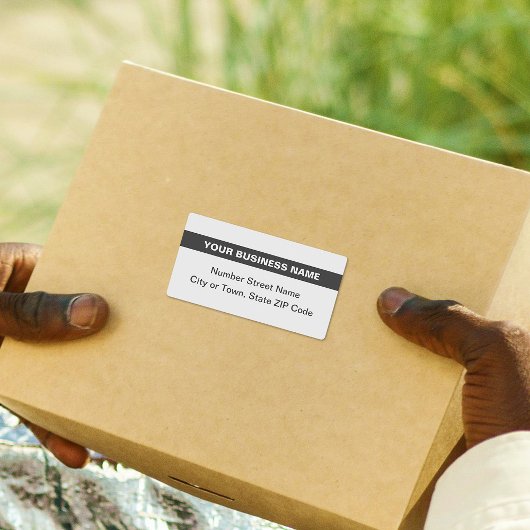 Schlichter Text mit hellweißem Versandetikett