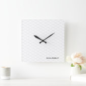Schlichtes, grau-modernes Monogramm-Muster Quadratische Wanduhr (Zuhause)