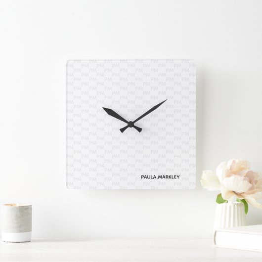 Schlichtes, grau-modernes Monogramm-Muster Quadratische Wanduhr (Zuhause)
