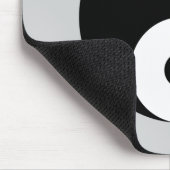 Schlichtes Yin Yang Symbol auf hellgrauem Mousepad (Ecke)
