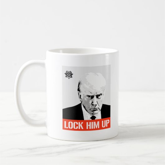 Schließ ihn nach oben: Trump Mugshot Kaffeetasse (Links)