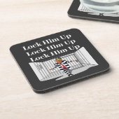 Schließ ihn Trump-Untersetzer ein Getränkeuntersetzer (Linke Seite)