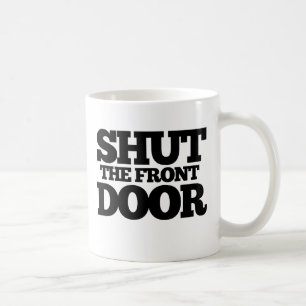 Schließen Sie die Vordertür. Kaffeetasse