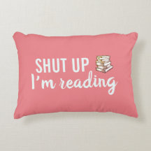 Schließen Sie, ich lese Korallenakzent Kissen