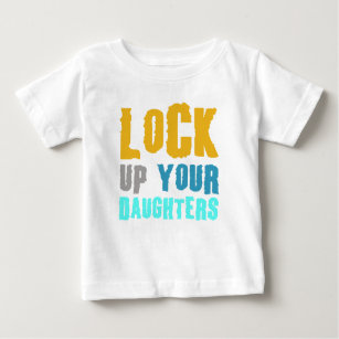 schließen Sie Ihre Töchter ab! Baby T-shirt
