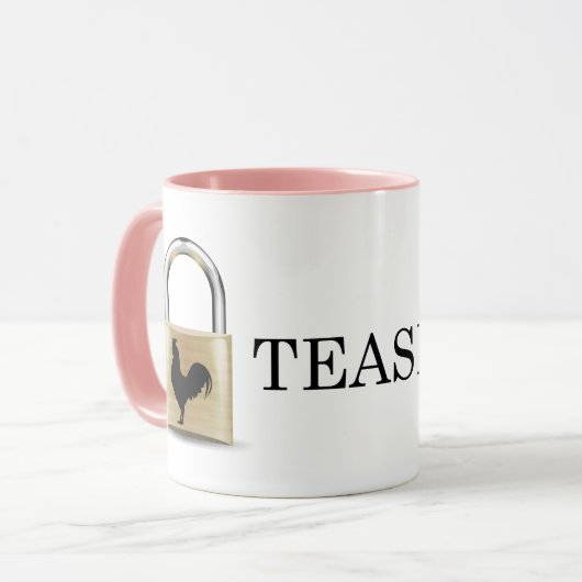 Schließen Sie necken zu Tasse (Vorderseite Links)