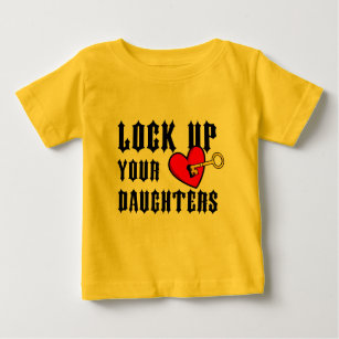 Schließen Sie oben Ihr Töchter Babyt-stück Baby T-shirt