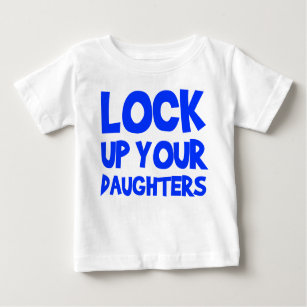 Schließen Sie oben Ihre Töchter zu Baby T-shirt