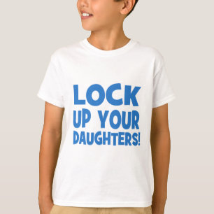 Schließen Sie oben Ihre Töchter zu! T-Shirt