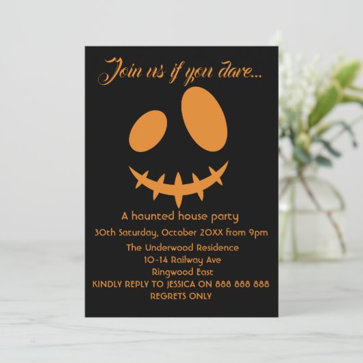 SCHLIESSEN SIE SICH BEI UNS AN, WENN SIE HALLOWEEN EINLADUNG (Stehend Vorderseite)
