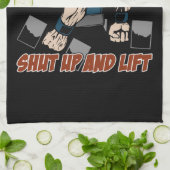 Schließen Sie und heben Sie Weightlifter an Geschirrtuch (Gefaltet)