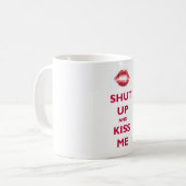 Schließen Sie und küssen Sie mich Kaffeetasse (Vorderseite Links)