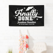 Schließlich Fertig Black Graduation Party Banner (Insitu)