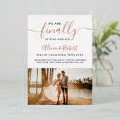 Schließlich Save the Date Skript Foto Rose Gold Folieneinladung (Stehend vorne)