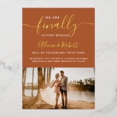 Schließlich Save the Date Skript terracotta Foto Folieneinladung (Vorderseite)