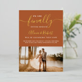 Schließlich Save the Date Skript terracotta Foto Folieneinladung (Stehend vorne)