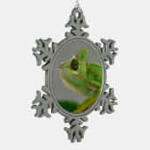 Schließung des verschleierten Chamäleons unter den Schneeflocken Zinn-Ornament (Links)